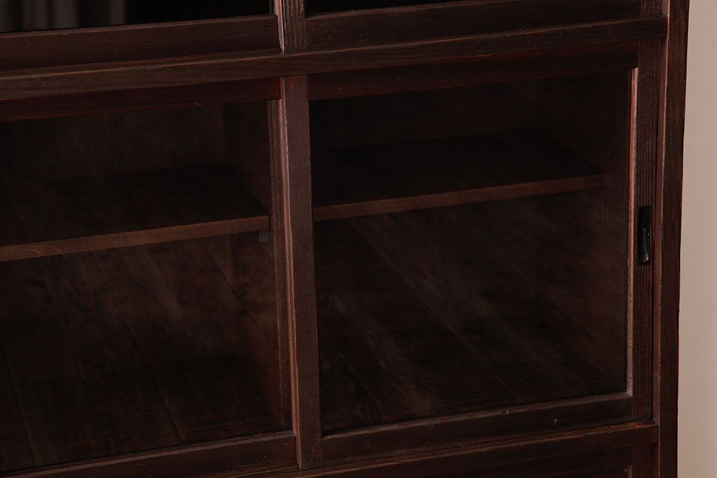 レトロ家具　昭和レトロ　古い木の質感が味わい深いガラス収納棚(食器棚)