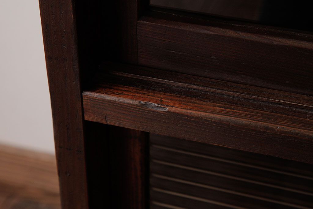 レトロ家具　昭和レトロ　古い木の質感が味わい深いガラス収納棚(食器棚)