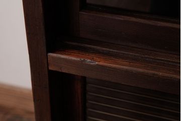 レトロ家具　昭和レトロ　古い木の質感が味わい深いガラス収納棚(食器棚)