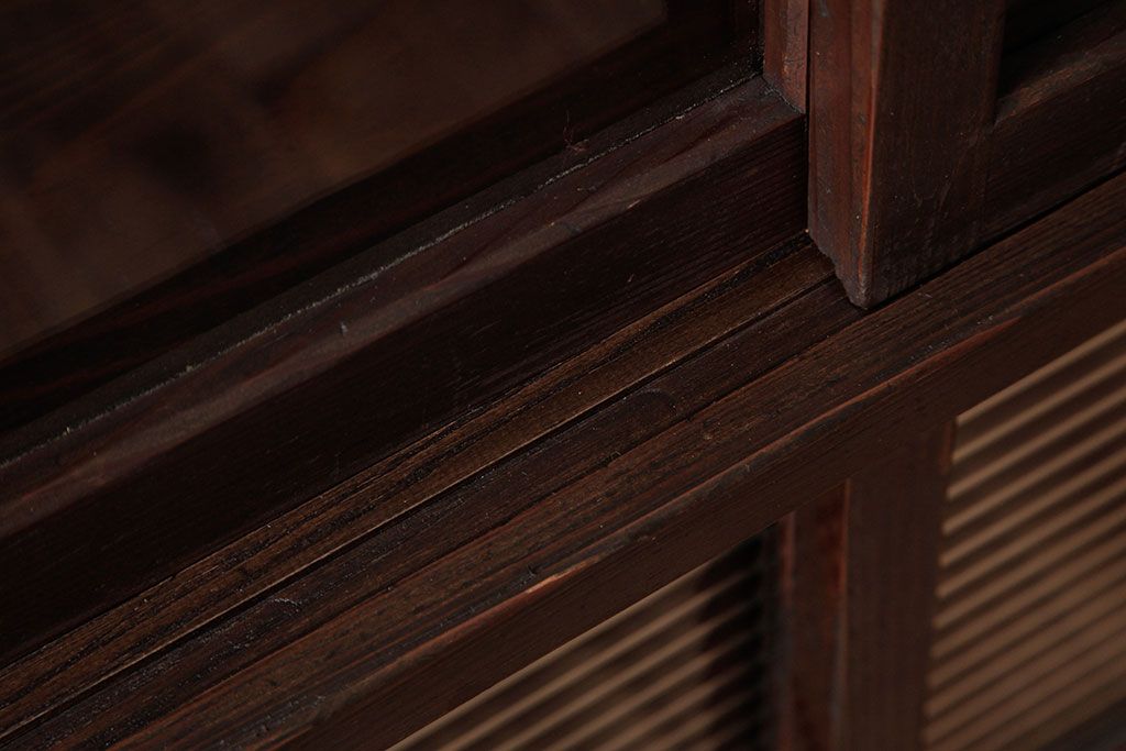 レトロ家具　昭和レトロ　古い木の質感が味わい深いガラス収納棚(食器棚)