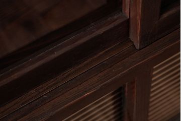 レトロ家具　昭和レトロ　古い木の質感が味わい深いガラス収納棚(食器棚)