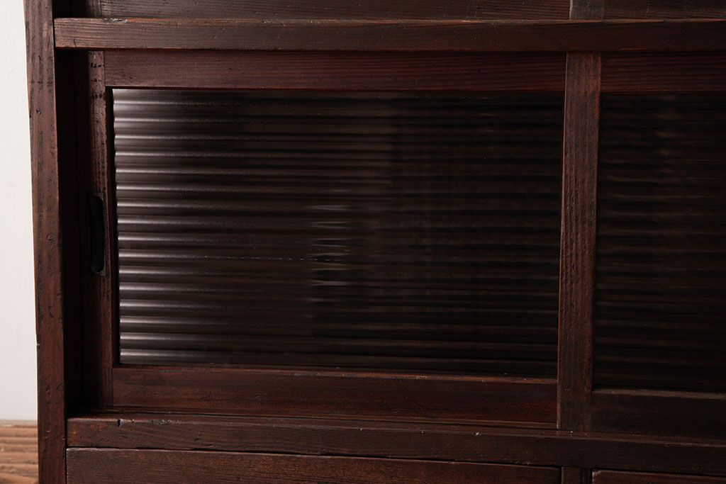 レトロ家具　昭和レトロ　古い木の質感が味わい深いガラス収納棚(食器棚)