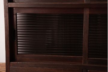 レトロ家具　昭和レトロ　古い木の質感が味わい深いガラス収納棚(食器棚)