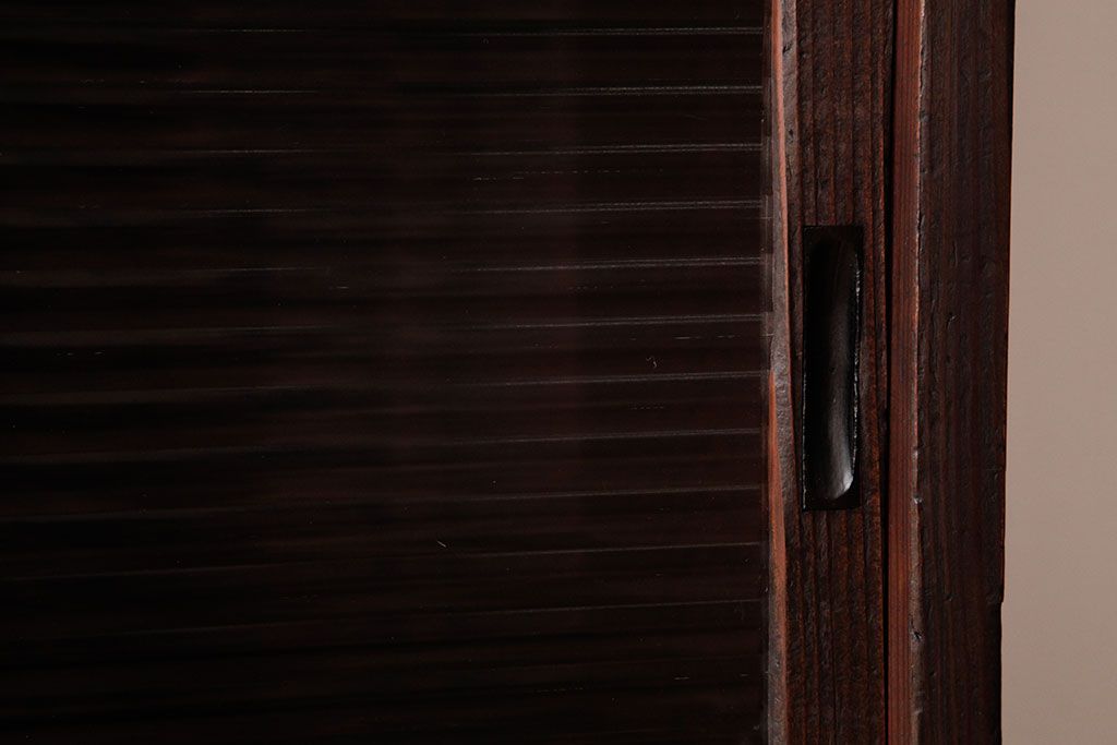 レトロ家具　昭和レトロ　古い木の質感が味わい深いガラス収納棚(食器棚)