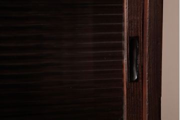 レトロ家具　昭和レトロ　古い木の質感が味わい深いガラス収納棚(食器棚)