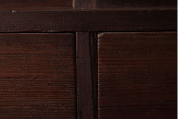 レトロ家具　昭和レトロ　古い木の質感が味わい深いガラス収納棚(食器棚)