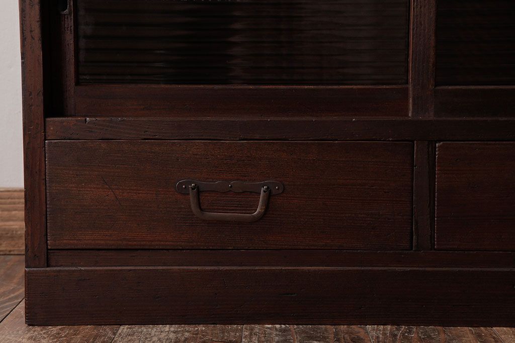 レトロ家具　昭和レトロ　古い木の質感が味わい深いガラス収納棚(食器棚)