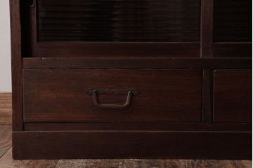 レトロ家具　昭和レトロ　古い木の質感が味わい深いガラス収納棚(食器棚)