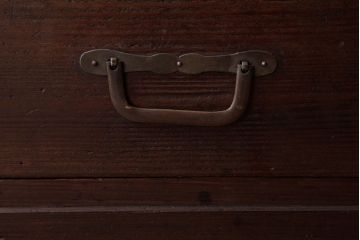 レトロ家具　昭和レトロ　古い木の質感が味わい深いガラス収納棚(食器棚)