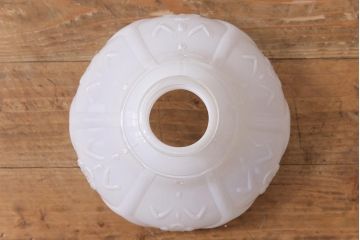 昭和レトロ　浮き出た模様が可愛らしいガラスシェード(電笠、天井照明)