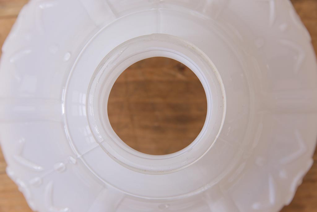 昭和レトロ　浮き出た模様が可愛らしいガラスシェード(電笠、天井照明)