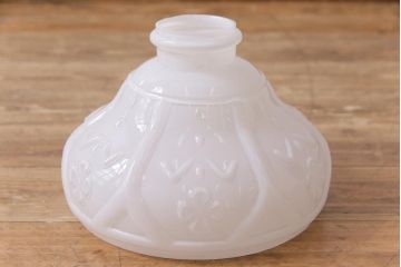 昭和レトロ　浮き出た模様が可愛らしいガラスシェード(電笠、天井照明)