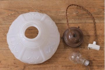 昭和レトロ　浮き出た模様が可愛らしいガラスシェード(電笠、天井照明)