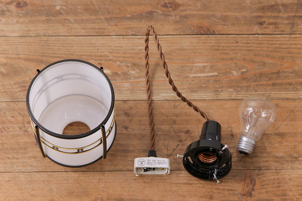 昭和レトロ　和モダンで味わい深い乳白ガラスシェード(電笠、天井照明)