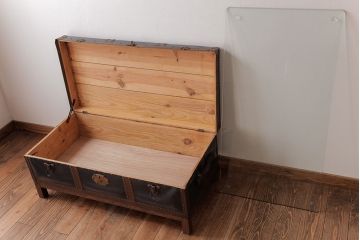 アンティーク雑貨　リメイク品　脚付き　ヴィンテージスタイルにおすすめなトランクセンターテーブル(ローテーブル、ビンテージ)