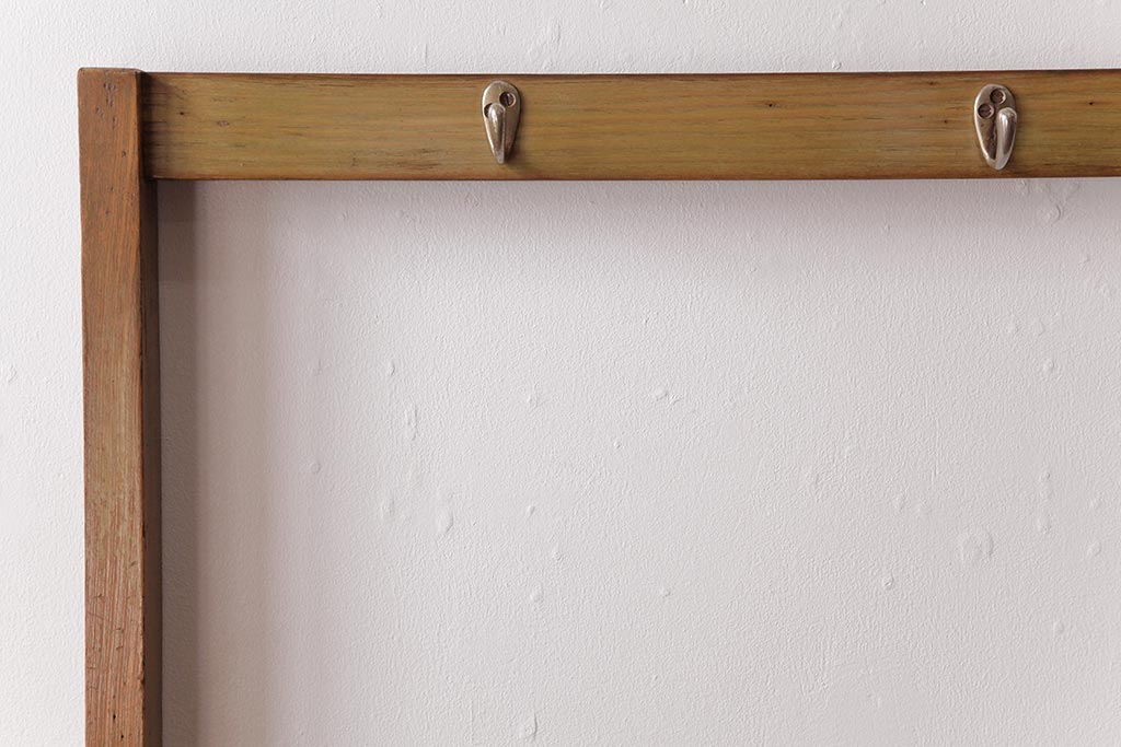 レトロ家具　昭和レトロ　さりげない個性が光るフック付きテーブル(ワークデスク、在宅ワーク、在宅用、作業台)