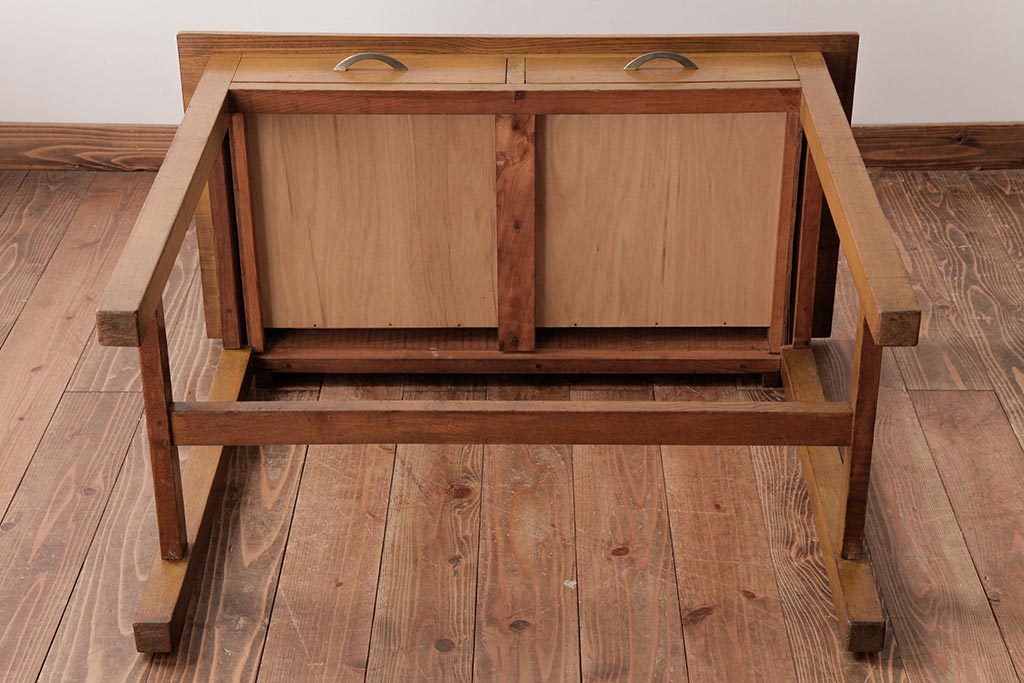 レトロ家具　昭和レトロ　さりげない個性が光るフック付きテーブル(ワークデスク、在宅ワーク、在宅用、作業台)