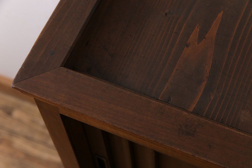 アンティーク家具　上手物　カバ材・柿材・ヒノキ材　格調高い佇まいが魅力の収納棚(戸棚、食器棚)