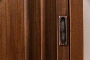 アンティーク家具　上手物　カバ材・柿材・ヒノキ材　格調高い佇まいが魅力の収納棚(戸棚、食器棚)