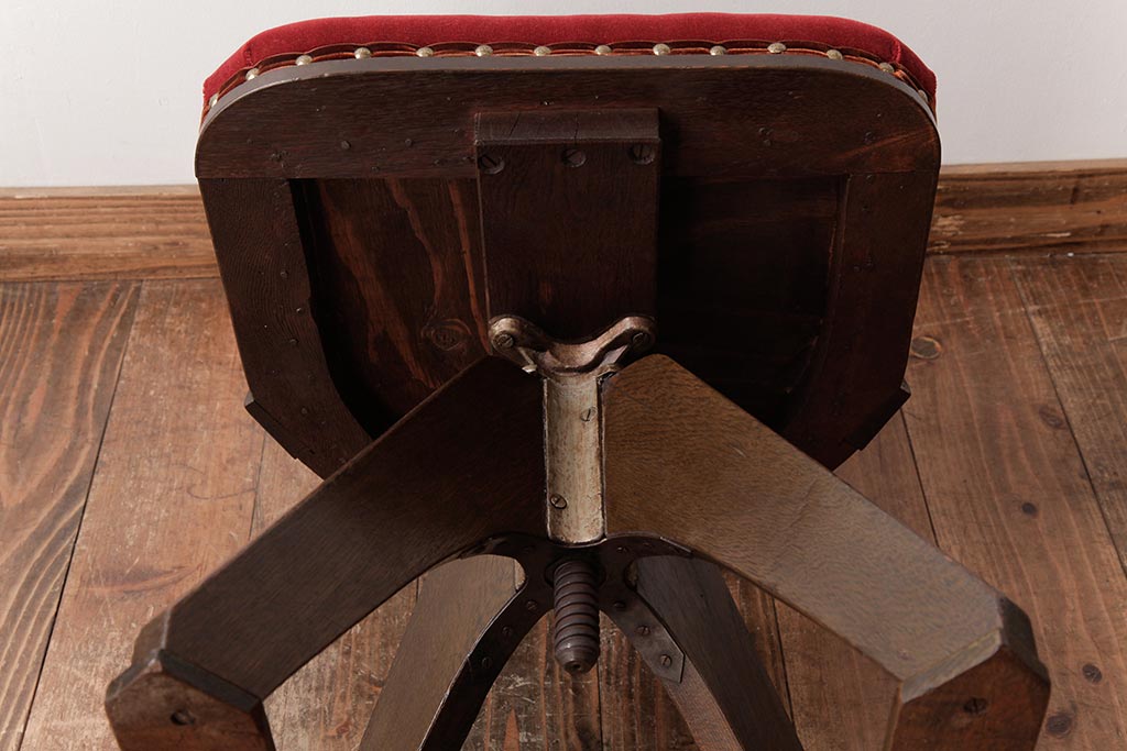 アンティーク家具　和製アンティーク　オーク材　シックな雰囲気漂う回転イス(回転椅子、チェア、ワークチェア)