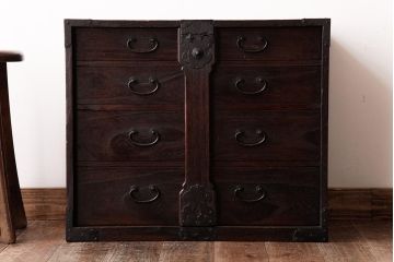 アンティーク家具　和製アンティーク　総桐材　味わい深い佇まいの閂(かんぬき、桐箪笥、桐たんす)付き小箪笥(時代箪笥、小引き出し、桐箪笥、桐たんす)