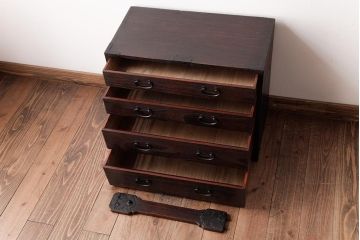 アンティーク家具　和製アンティーク　総桐材　味わい深い佇まいの閂(かんぬき、桐箪笥、桐たんす)付き小箪笥(時代箪笥、小引き出し、桐箪笥、桐たんす)