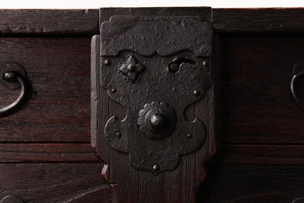 アンティーク家具　和製アンティーク　総桐材　味わい深い佇まいの閂(かんぬき、桐箪笥、桐たんす)付き小箪笥(時代箪笥、小引き出し、桐箪笥、桐たんす)