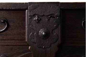 アンティーク家具　和製アンティーク　総桐材　味わい深い佇まいの閂(かんぬき、桐箪笥、桐たんす)付き小箪笥(時代箪笥、小引き出し、桐箪笥、桐たんす)