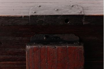 アンティーク家具　和製アンティーク　総桐材　味わい深い佇まいの閂(かんぬき、桐箪笥、桐たんす)付き小箪笥(時代箪笥、小引き出し、桐箪笥、桐たんす)