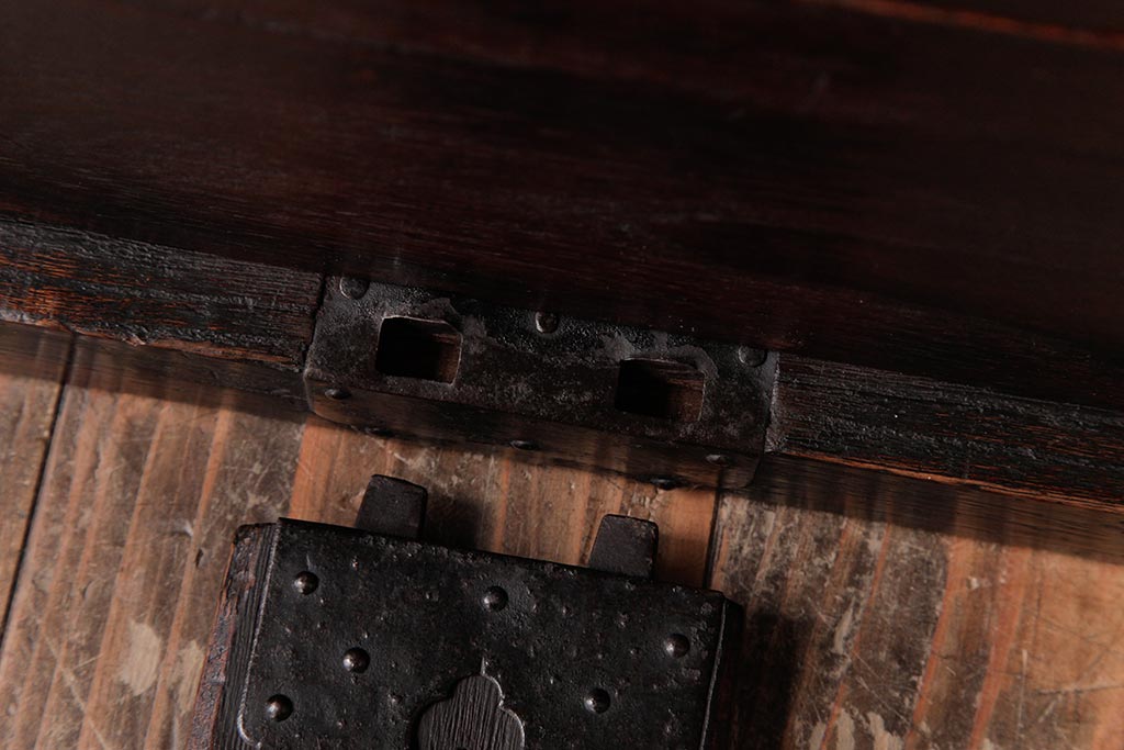 アンティーク家具　和製アンティーク　総桐材　味わい深い佇まいの閂(かんぬき、桐箪笥、桐たんす)付き小箪笥(時代箪笥、小引き出し、桐箪笥、桐たんす)