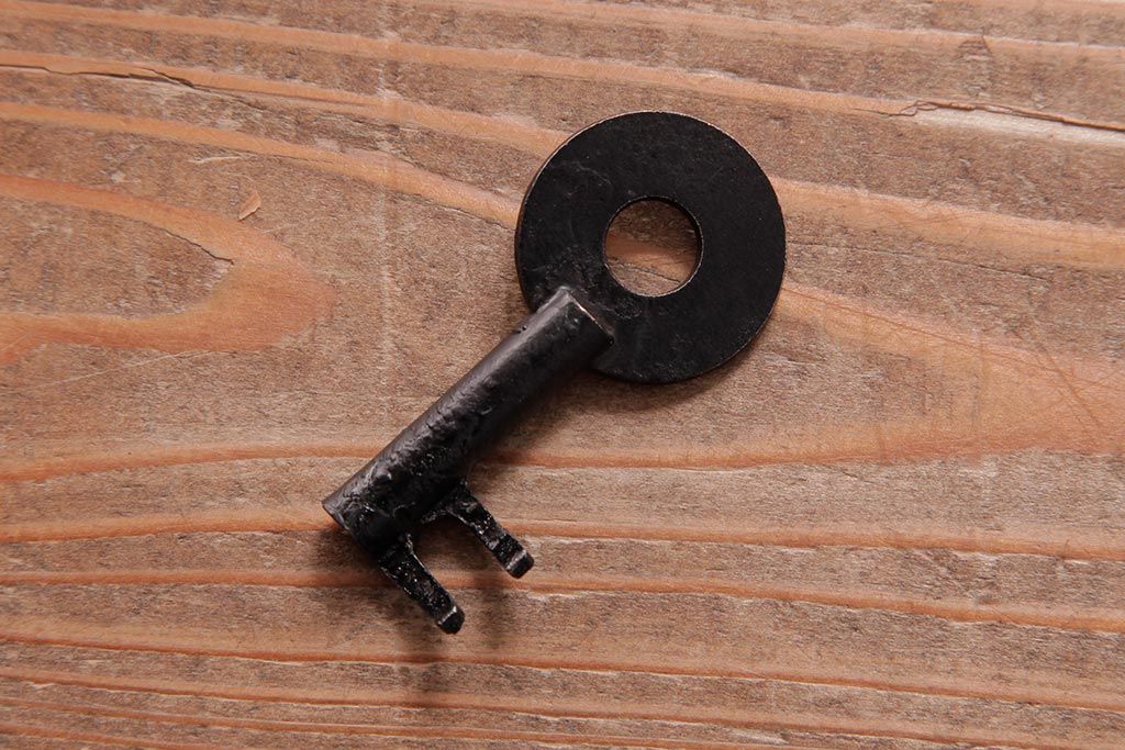 アンティーク家具　和製アンティーク　総桐材　味わい深い佇まいの閂(かんぬき、桐箪笥、桐たんす)付き小箪笥(時代箪笥、小引き出し、桐箪笥、桐たんす)