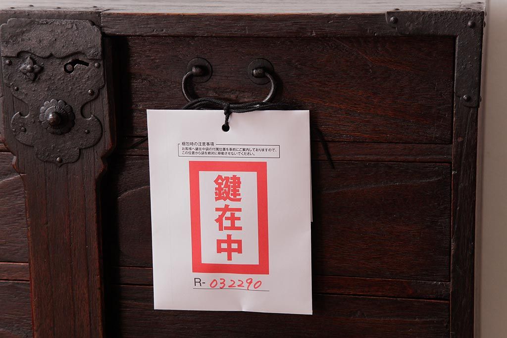 アンティーク家具　和製アンティーク　総桐材　味わい深い佇まいの閂(かんぬき、桐箪笥、桐たんす)付き小箪笥(時代箪笥、小引き出し、桐箪笥、桐たんす)