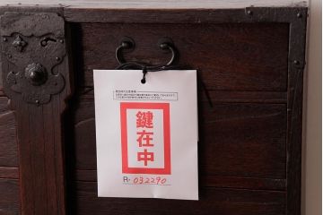 アンティーク家具　和製アンティーク　総桐材　味わい深い佇まいの閂(かんぬき、桐箪笥、桐たんす)付き小箪笥(時代箪笥、小引き出し、桐箪笥、桐たんす)