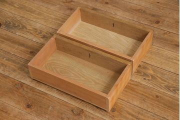 レトロ家具　和製アンティーク　三方ナラ材　薄型　凝った作りが魅力のレトロなブックケース(収納棚、飾り棚)