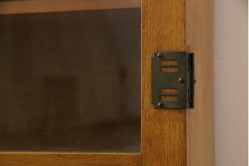 レトロ家具　和製アンティーク　三方ナラ材　薄型　凝った作りが魅力のレトロなブックケース(収納棚、飾り棚)