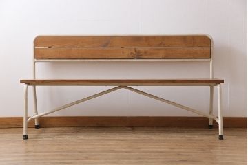レトロ家具　リメイク家具　アンティークホワイト　懐かしい面影が宿るパイプ脚のレトロなベンチ(長椅子)