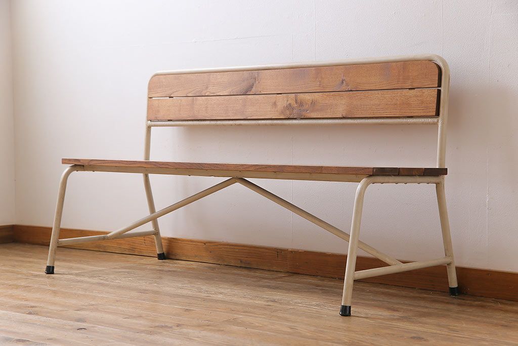 レトロ家具　リメイク家具　アンティークホワイト　懐かしい面影が宿るパイプ脚のレトロなベンチ(長椅子)
