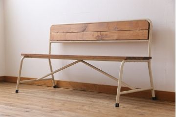 レトロ家具　リメイク家具　アンティークホワイト　懐かしい面影が宿るパイプ脚のレトロなベンチ(長椅子)