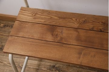 レトロ家具　リメイク家具　アンティークホワイト　懐かしい面影が宿るパイプ脚のレトロなベンチ(長椅子)