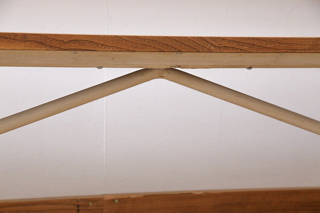 レトロ家具　リメイク家具　アンティークホワイト　懐かしい面影が宿るパイプ脚のレトロなベンチ(長椅子)