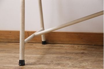 レトロ家具　リメイク家具　アンティークホワイト　懐かしい面影が宿るパイプ脚のレトロなベンチ(長椅子)