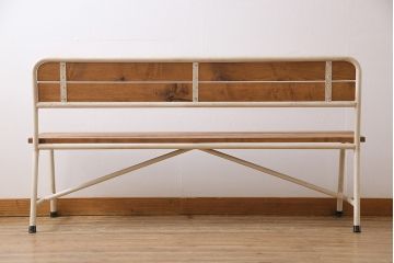 レトロ家具　リメイク家具　アンティークホワイト　懐かしい面影が宿るパイプ脚のレトロなベンチ(長椅子)