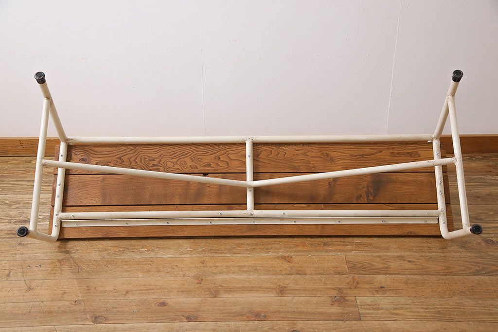 レトロ家具　リメイク家具　アンティークホワイト　懐かしい面影が宿るパイプ脚のレトロなベンチ(長椅子)