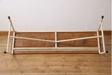 レトロ家具　リメイク家具　アンティークホワイト　懐かしい面影が宿るパイプ脚のレトロなベンチ(長椅子)