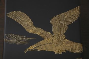 アンティーク雑貨　和製アンティーク　沈金蒔絵　凛々しい図柄が目を引く手許箱(小物入れ、文箱、硯箱)