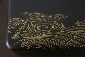 アンティーク雑貨　和製アンティーク　沈金蒔絵　凛々しい図柄が目を引く手許箱(小物入れ、文箱、硯箱)