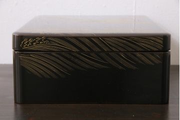アンティーク雑貨　和製アンティーク　沈金蒔絵　凛々しい図柄が目を引く手許箱(小物入れ、文箱、硯箱)
