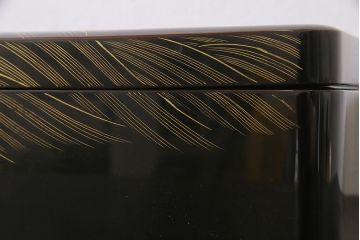 アンティーク雑貨　和製アンティーク　沈金蒔絵　凛々しい図柄が目を引く手許箱(小物入れ、文箱、硯箱)