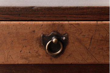 レトロ家具　昭和レトロ　栓材・樺材　取っ手が個性的な味のある趣の文机(座机、ローテーブル)
