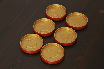 アンティーク雑貨　昭和初期(戦前)　未使用品　メダカの図　赤と金の漆が目を引く木製コースター6客セット(茶托、漆器)
